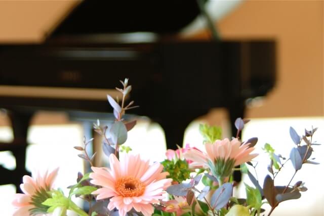 グランドピアノと花