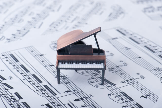 楽譜の上のピアノの模型