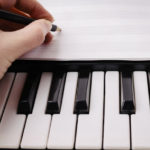 ピアノの鍵盤と五線紙
