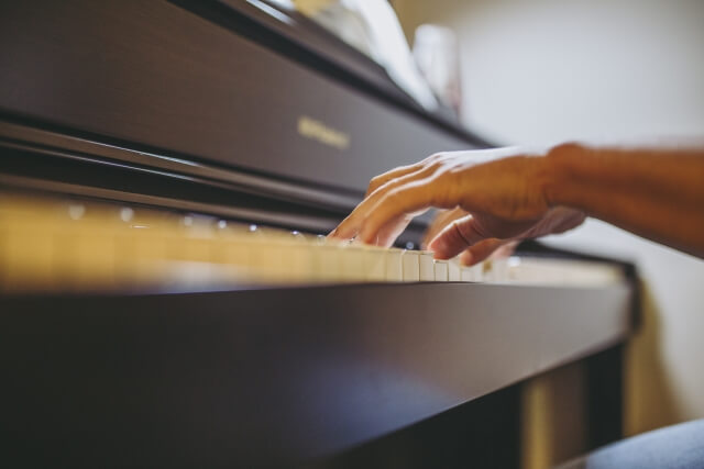 ピアノを弾く両手