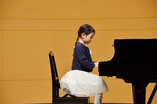 ステージでピアノを弾く少女