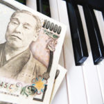 ピアノの鍵盤上の一万円札