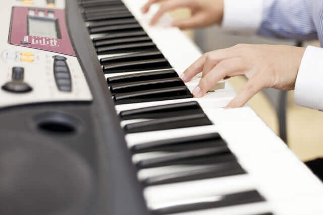 電子ピアノを弾く両手