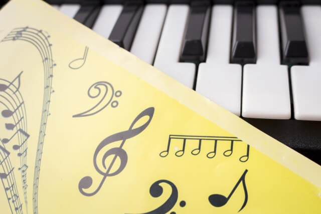 電子ピアノの鍵盤と音楽記号
