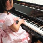 ピアノを弾く幼児