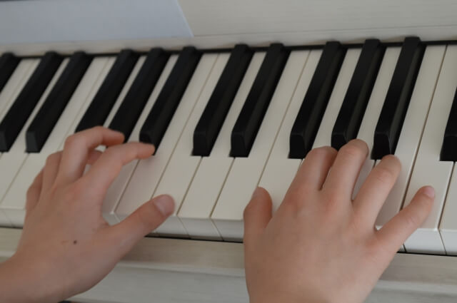ピアノを弾く両手