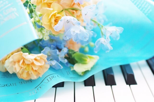 ピアノの鍵盤上の花
