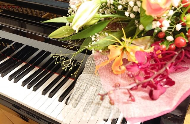 ピアノの鍵盤上に置かれた花束