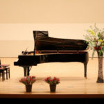 ステージ上のグランドピアノ