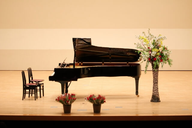 ステージ上のグランドピアノ