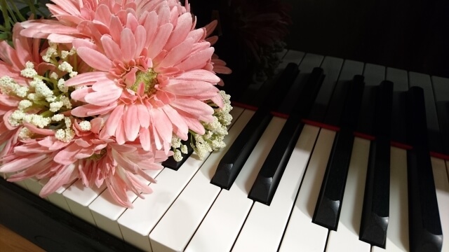 ピアノの鍵盤上の花