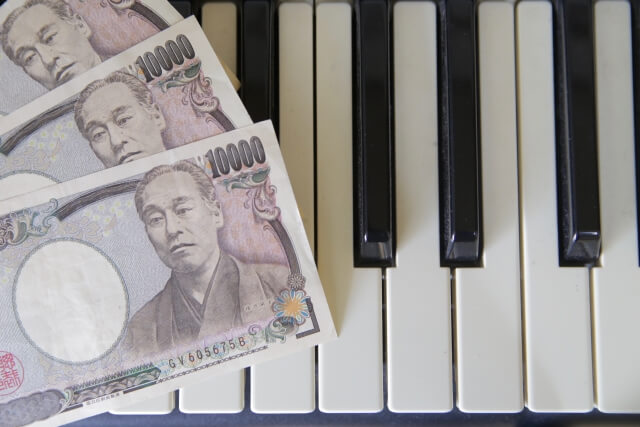 鍵盤上の一万円札