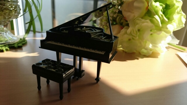 花とグランドピアノの模型
